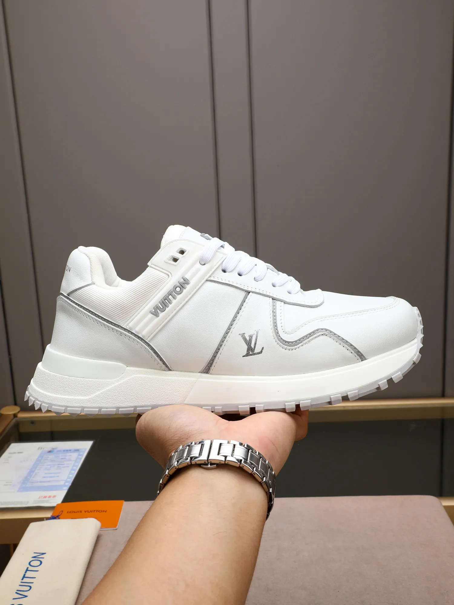 Men's Shoes 💰660 L The Run Away Maxi sneaker debuts in the 2025 collection and continues the iconic design of the Run Away sneaker. The smooth cowhide leather upper features contrasting LV lettering and Vuitton logos, and a lightweight rubber wedge outsole evokes running shoe construction. High level of comfort. Looks good, wears well and matches well. Worth buying! 7 color selection size: 39-44 (45 customized)